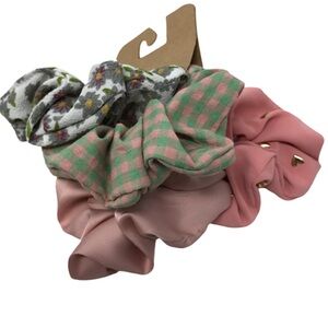 Bundle of 4 Fancy hair clips and Scrunchies